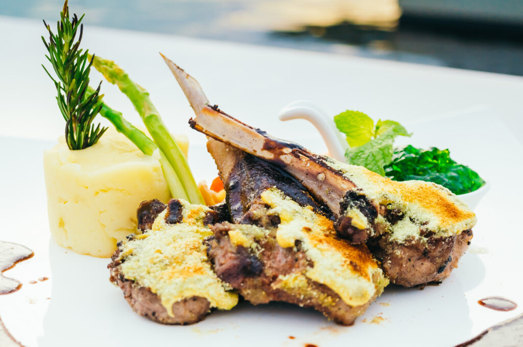 Agneau des Pyrénées en croûte de yaourt brûlé et petits légumes anciens