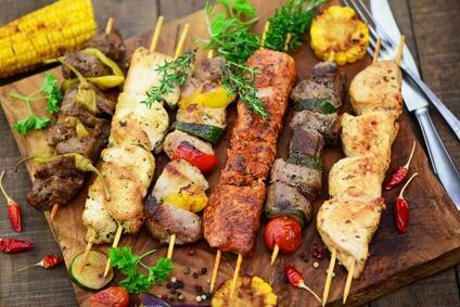 Barbecue et plancha : quel matériel pour cuisiner en plein air